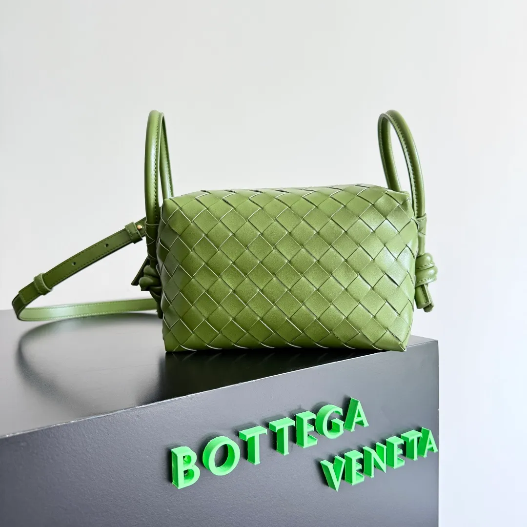 Batch 1360 BOTTEGA VENETA 2024 new loop is here! ! Many girls who like BV have owned the Loop bag. It has a simple appearance, classic weaving, and a compact and lightweight bag shape. This innovation continues the "camera bag" shape. Unlike the traditional Loop bag, which can only be worn as a crossbody bag, this innovation It can be carried by hand or cross-body, satisfying both the concave shape and daily needs. The oversized buckle can be folded and used as a handle. The sultry heat in summer ☀️ usually reduces people's desires. Having a lightweight bag will greatly enhance the happiness of traveling🫧 Style number: 796615 Size: 19*12*9cm